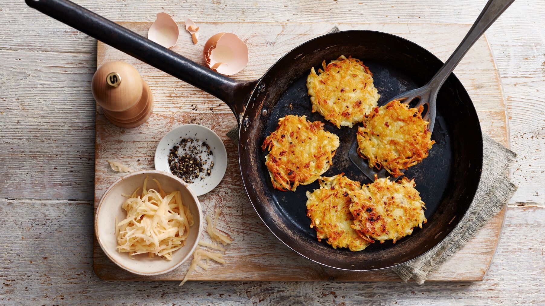 Breakfast in 10 minutes: potato pancakes with mint yogurt