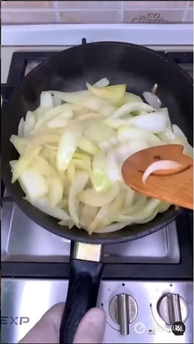 Frying onion.