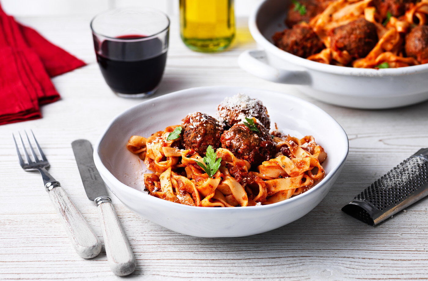 Dinner in 30 minutes: tagliatelle pasta with meatballs in tomato sauce