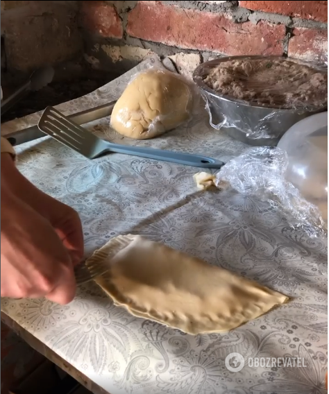 What dough to choose for chebureks: turn out golden and juicy