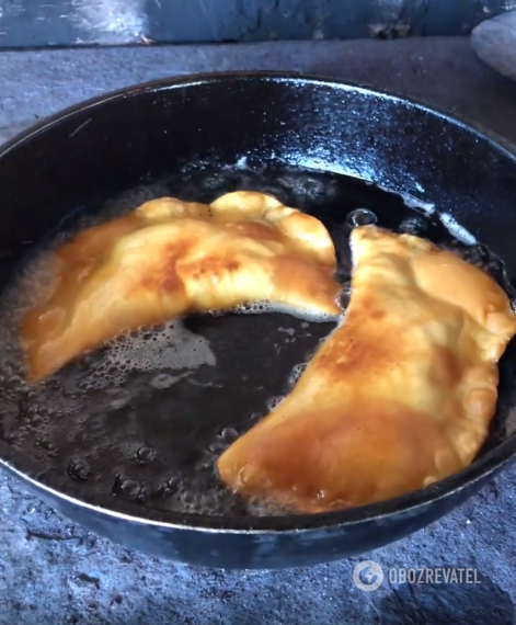 What dough to choose for chebureks: turn out golden and juicy