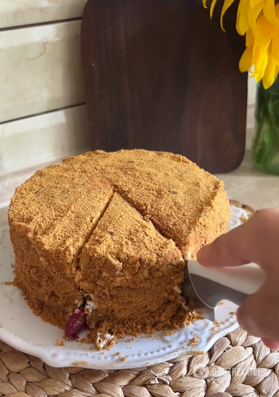 The most delicious homemade honey cake: how to prepare