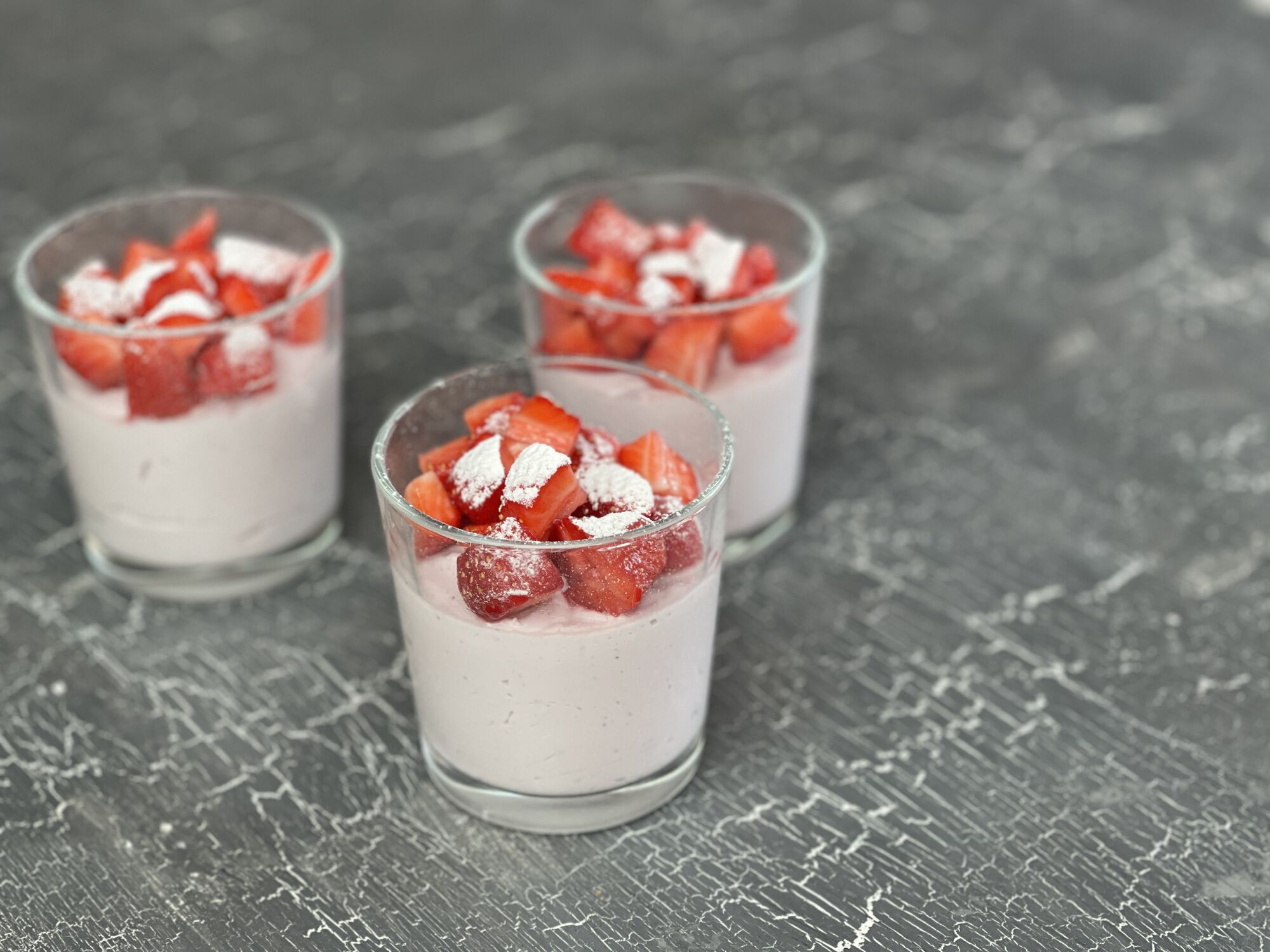 Curd dessert with strawberries: delicious and simple