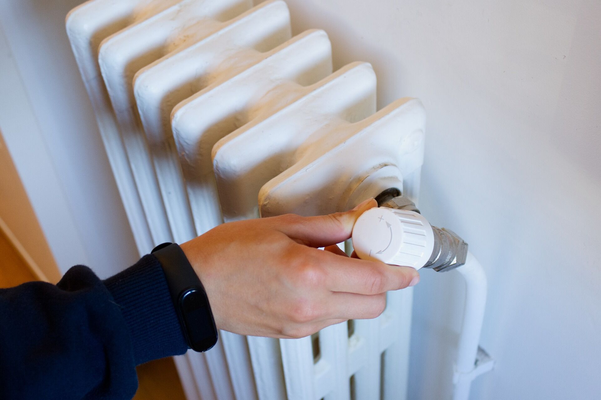 How to get rid of the dust behind the radiator: a genius lifehack