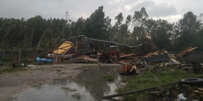 A giant tornado was filmed near Warsaw: dozens of houses and cars were damaged