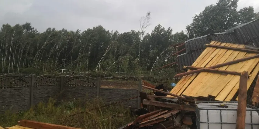 A giant tornado was filmed near Warsaw: dozens of houses and cars were damaged