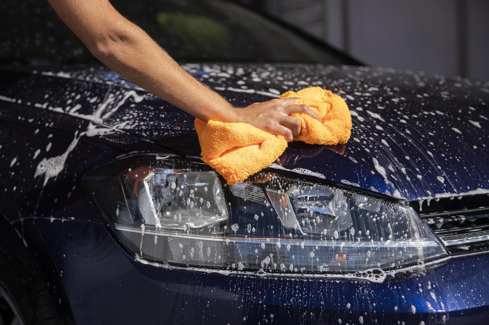 How to wash your car at home to avoid scratches: the two-bucket method