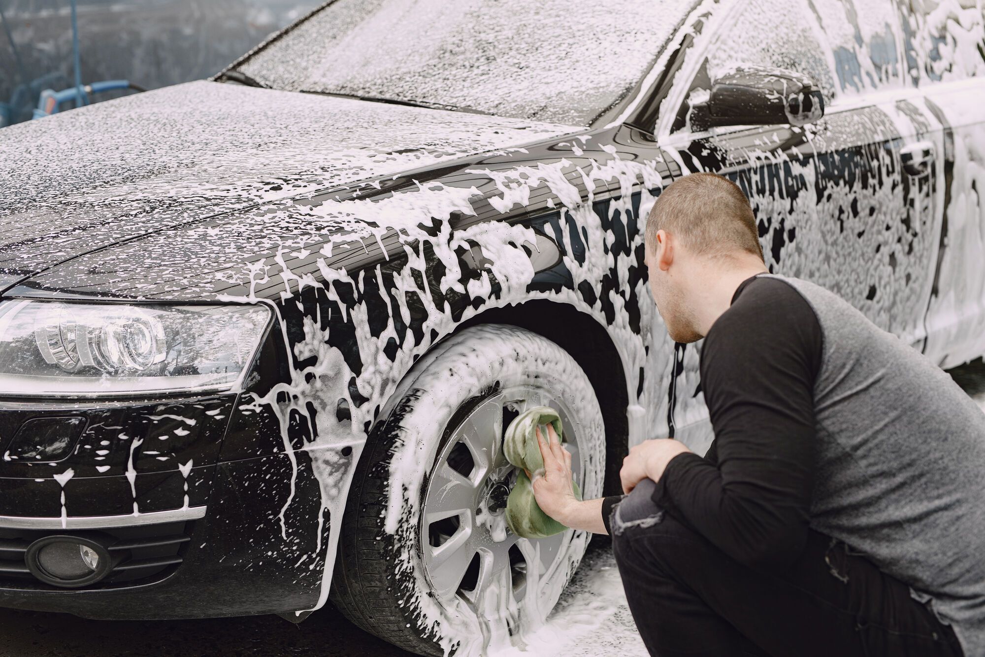 How to wash your car at home to avoid scratches: the two-bucket method