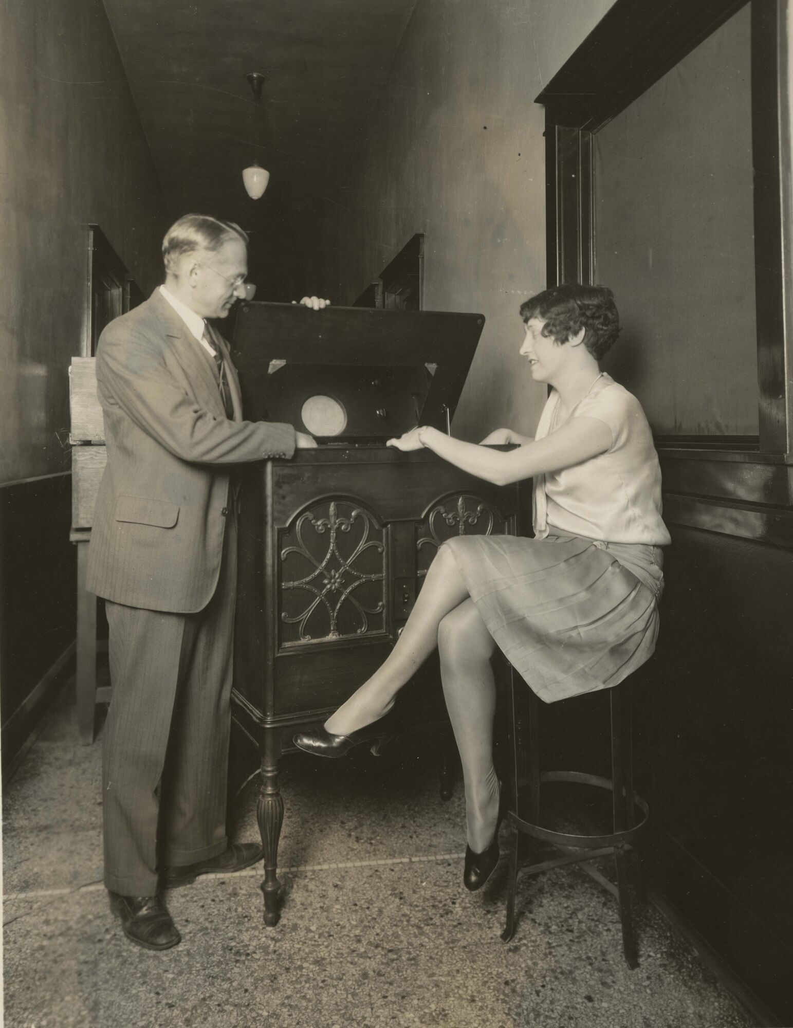 Zworykin with his television set in 1929.