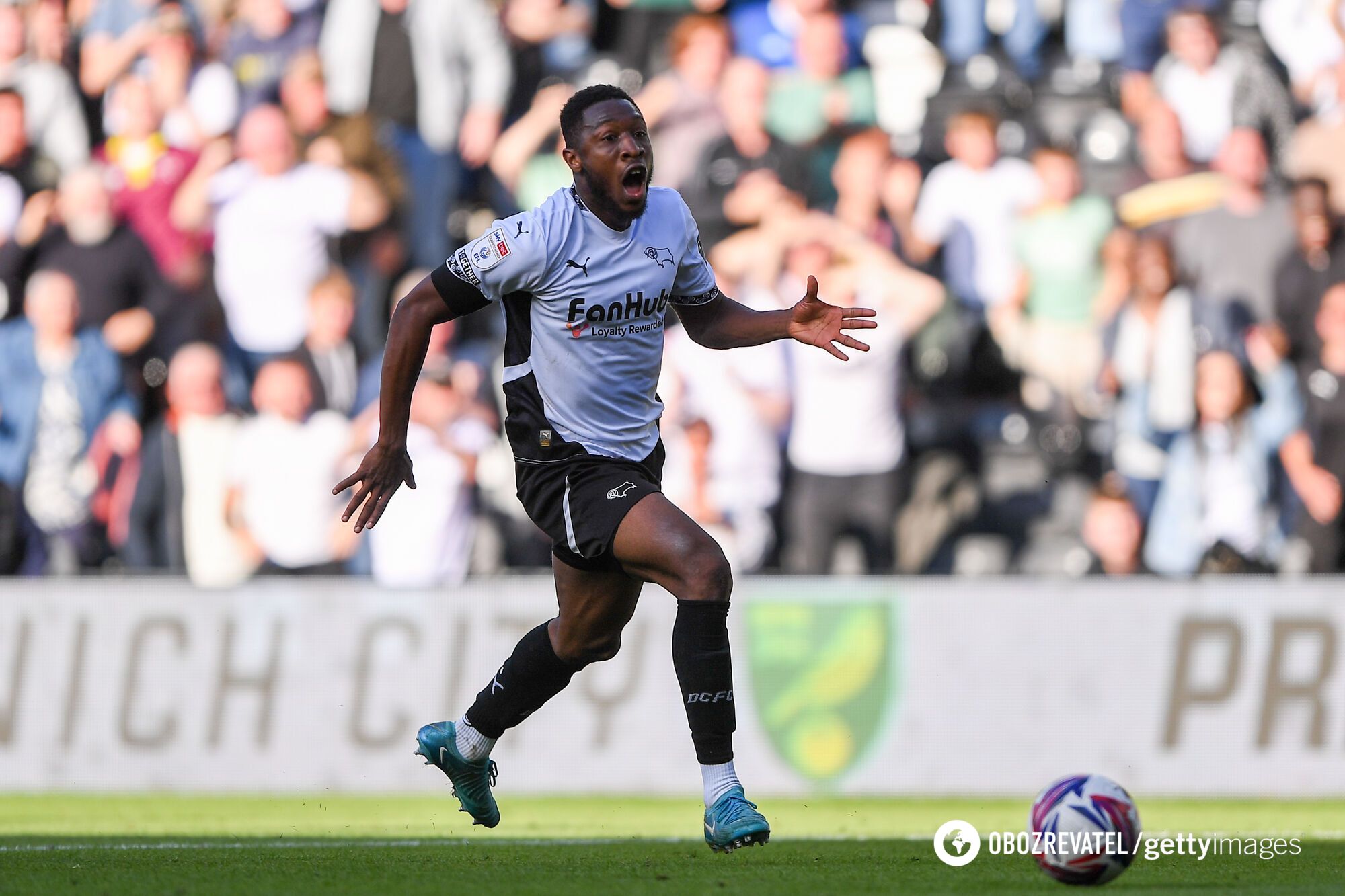 Miss of the century in England! The footballer ran out one-on-one with an empty goal and missed. Video.