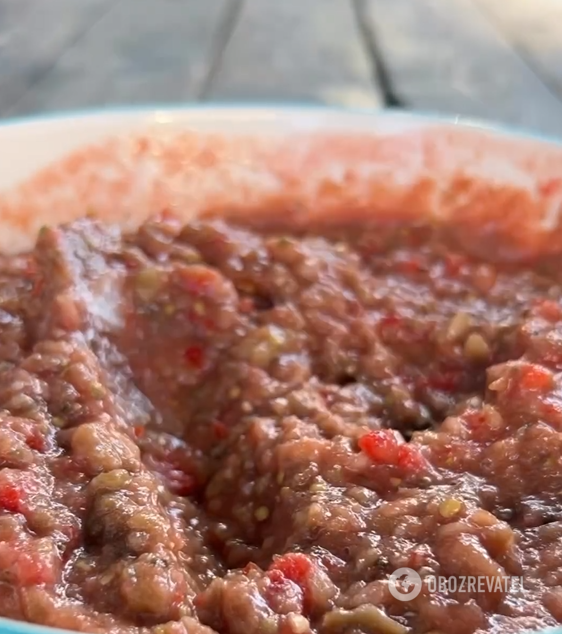 Eggplant caviar according to grandma's recipe: add bell peppers and tomatoes