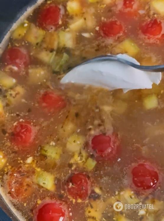 How to make a delicious meatless soup for lunch: seasonal vegetables are needed