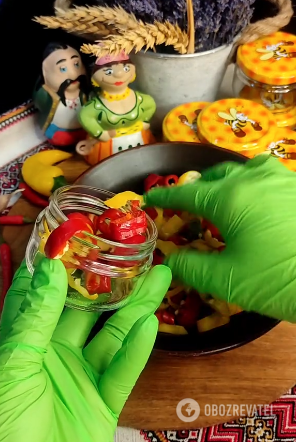 Pickled hot peppers in honey: a recipe without cooking and sterilization