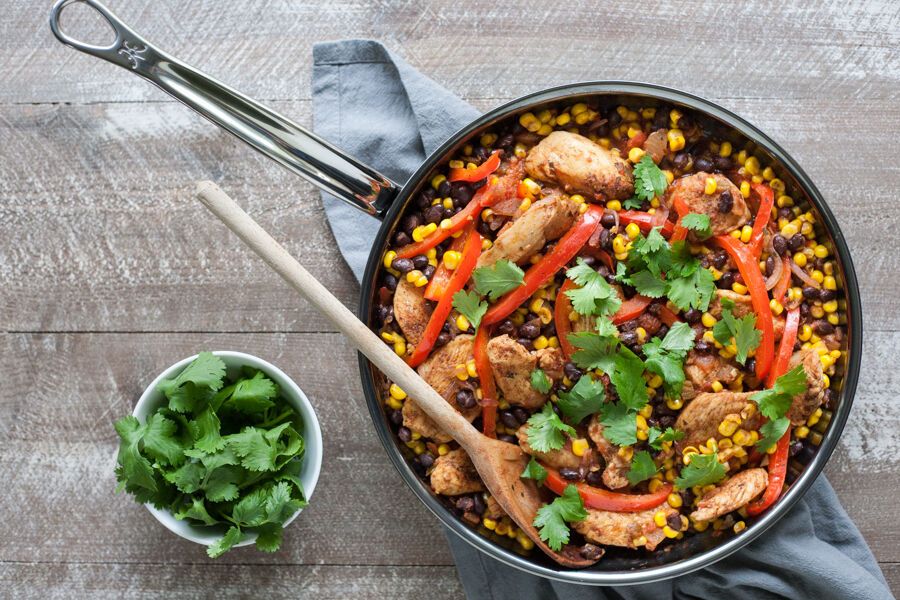 Dinner in 30 minutes: chicken with sweet peppers and corn and a green salad