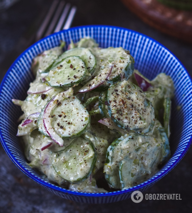 Budget but very tasty cucumber salad: one ingredient will add piquancy to it