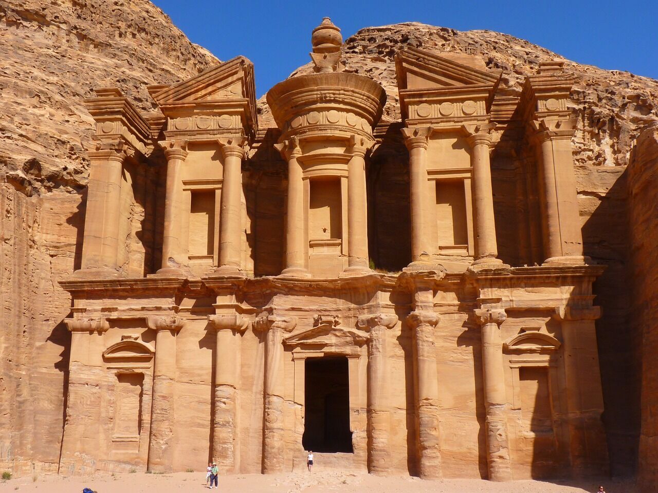 Traveling to a country with almost no forests and megacities: what to see in Jordan