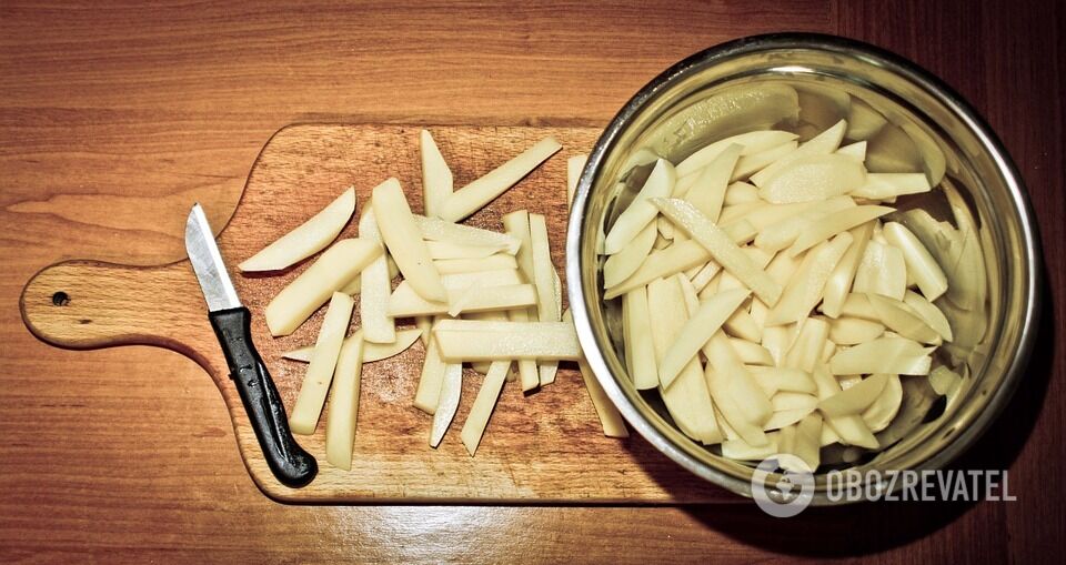 Cut the potatoes into equal pieces.