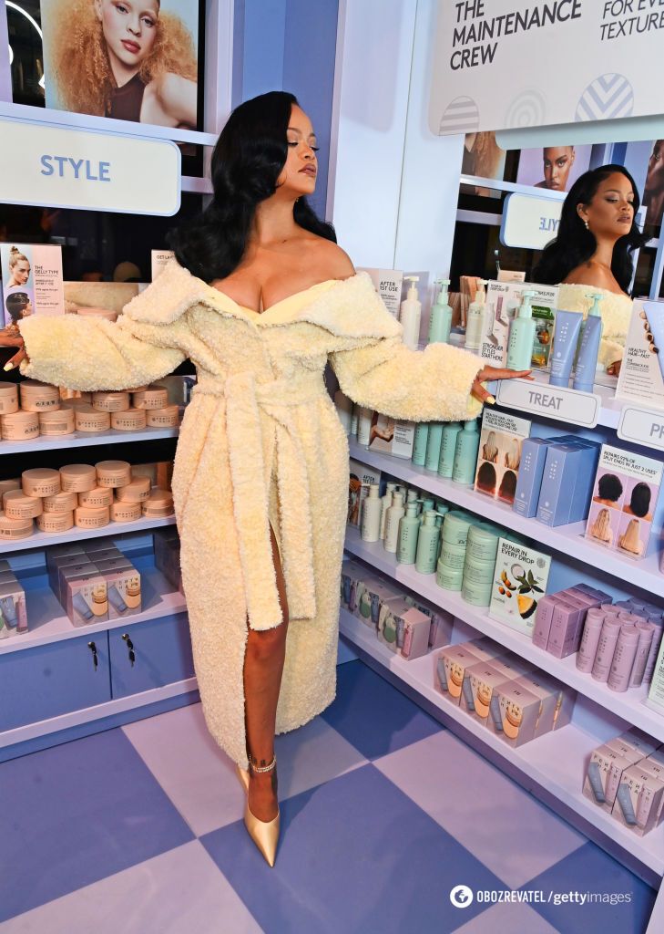 Rihanna appeared in public in a terry dressing gown with a deep neckline. Photo