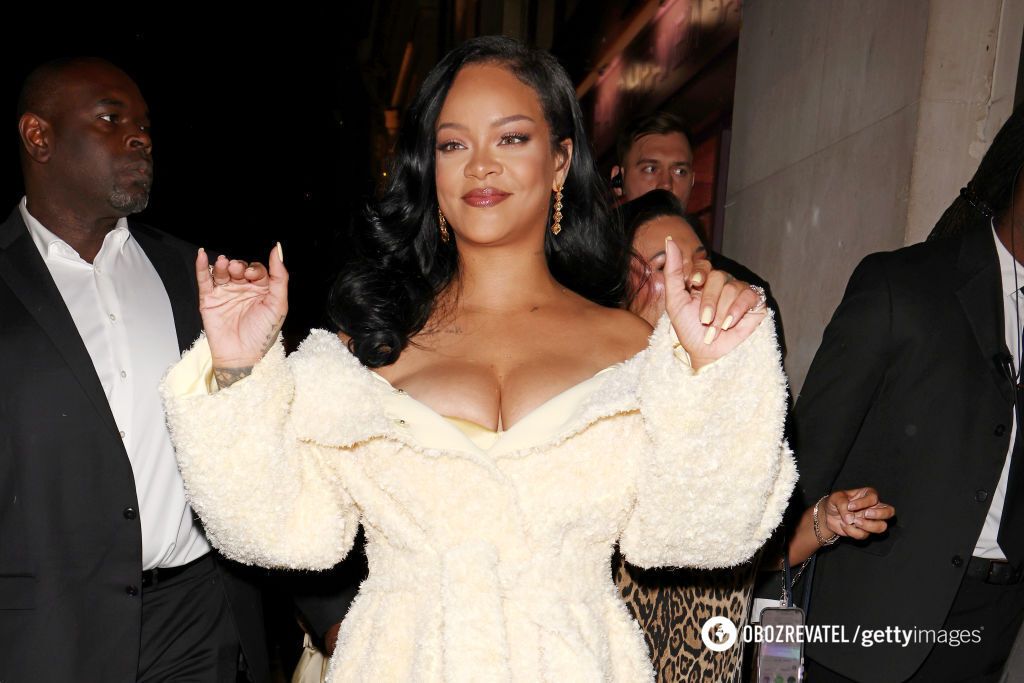 Rihanna appeared in public in a terry dressing gown with a deep neckline. Photo