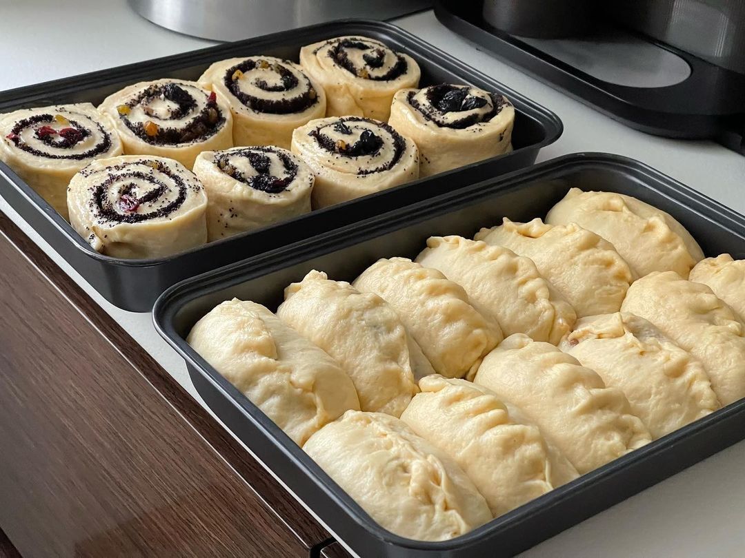 Buns and pies with filling