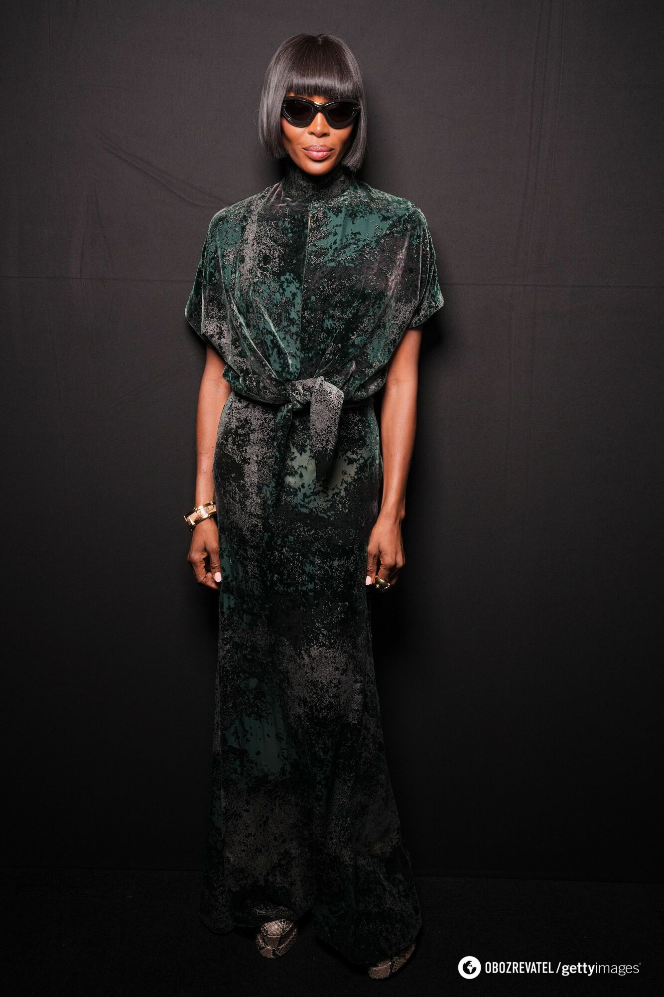 Green velor and snakeskin: Naomi Campbell came to the fashion show in a bright look. Photo