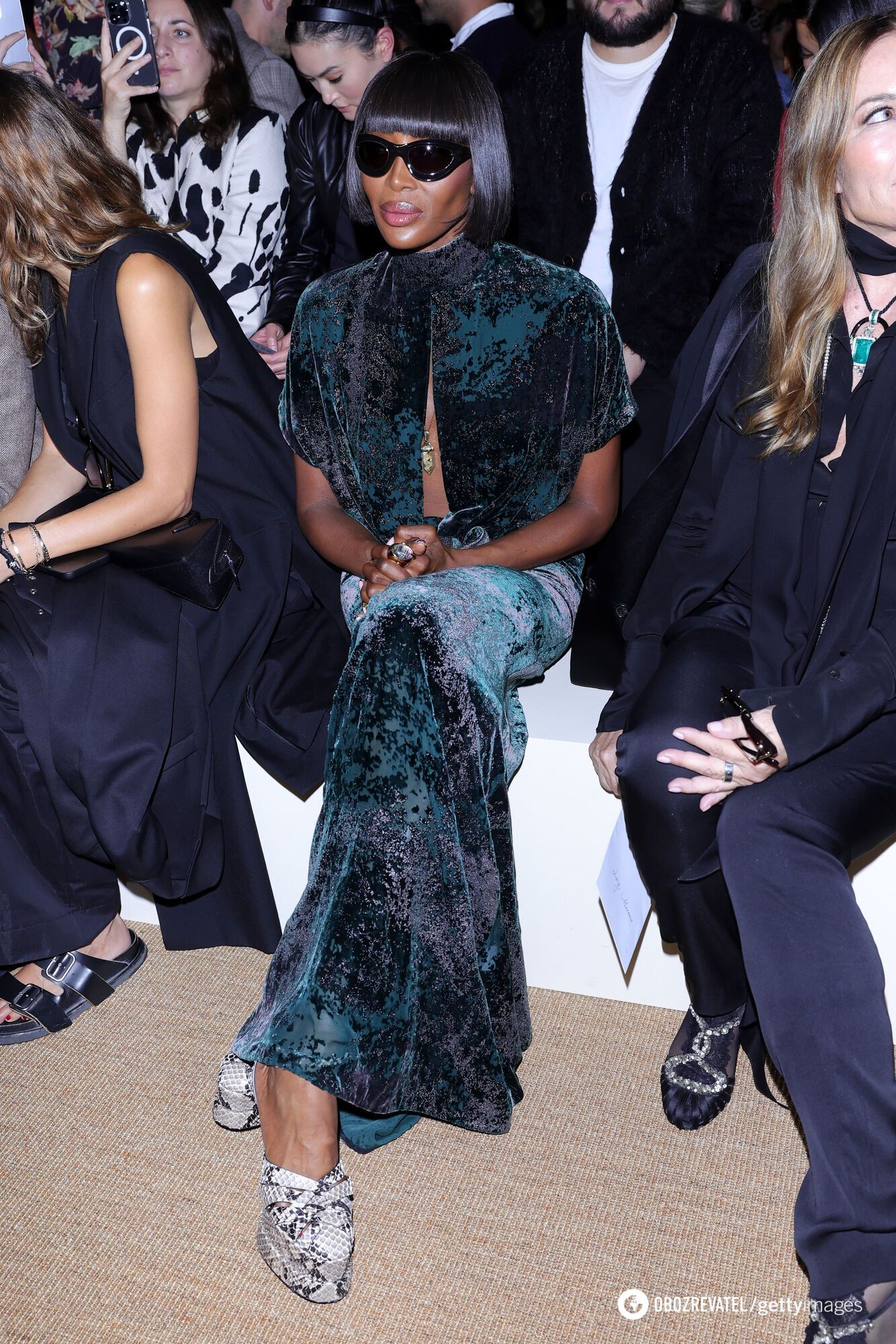 Green velor and snakeskin: Naomi Campbell came to the fashion show in a bright look. Photo