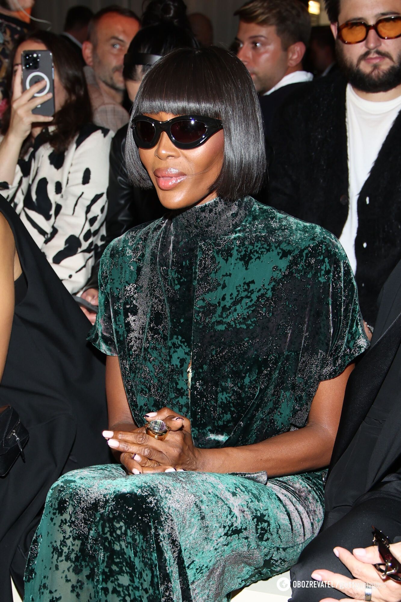 Green velor and snakeskin: Naomi Campbell came to the fashion show in a bright look. Photo