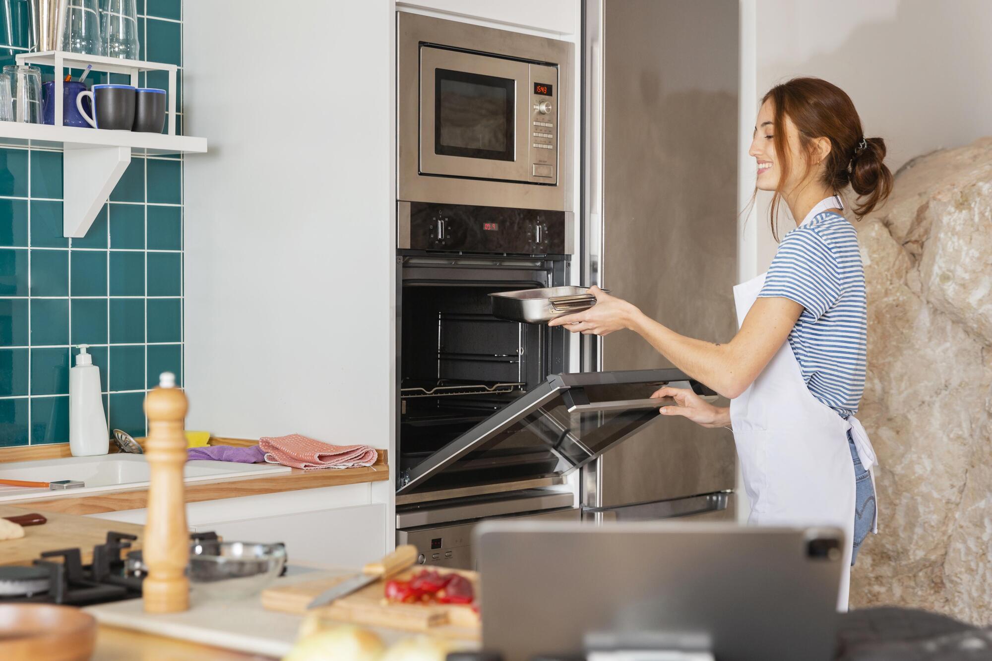 No need for soda and vinegar: an easy way to clean old grease on the oven door