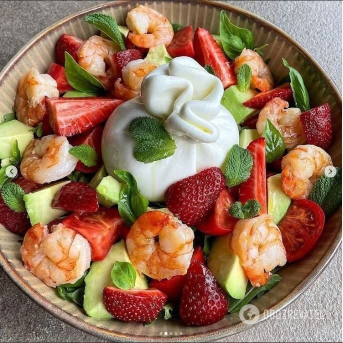 Salad with avocado and strawberries