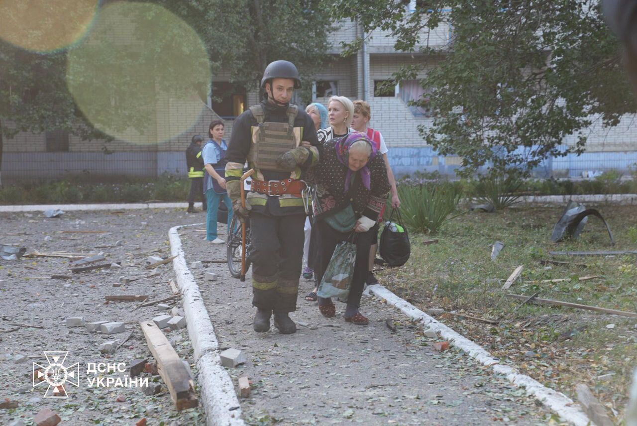 Russians attacked a nursing home in Sumy where elderly people lived: there is a dead and injured. Photos and video