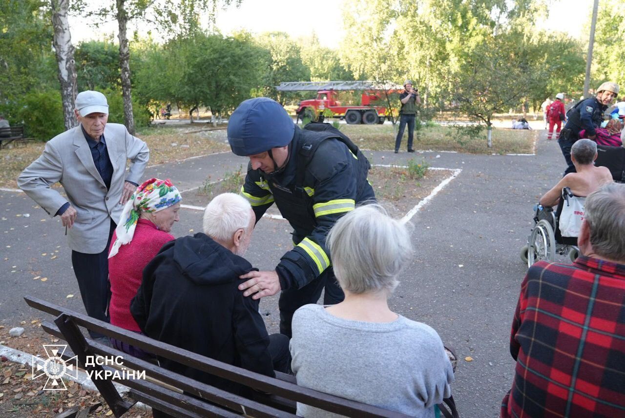 Russians attacked a nursing home in Sumy where elderly people lived: there is a dead and injured. Photos and video