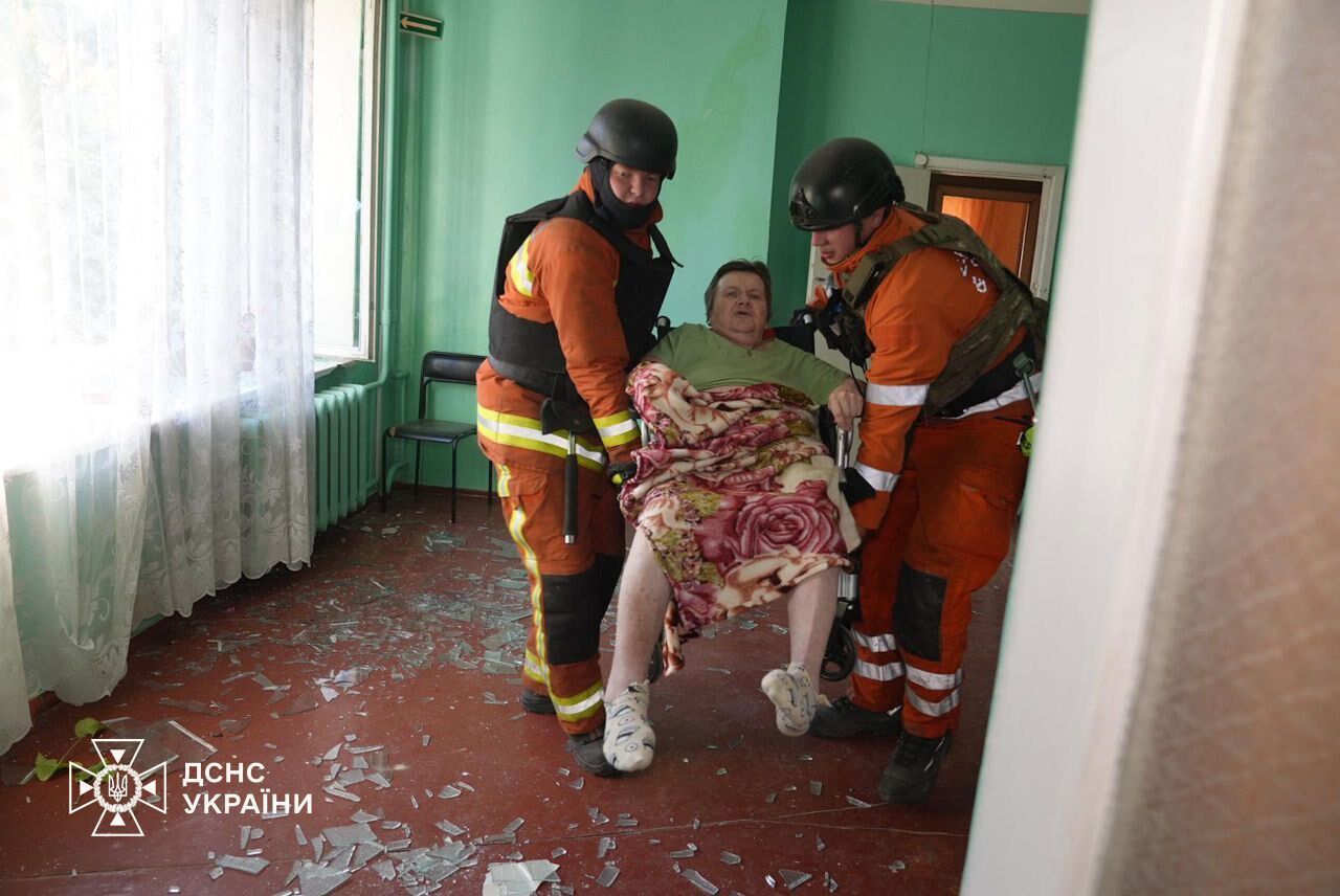 Russians attacked a nursing home in Sumy where elderly people lived: there is a dead and injured. Photos and video