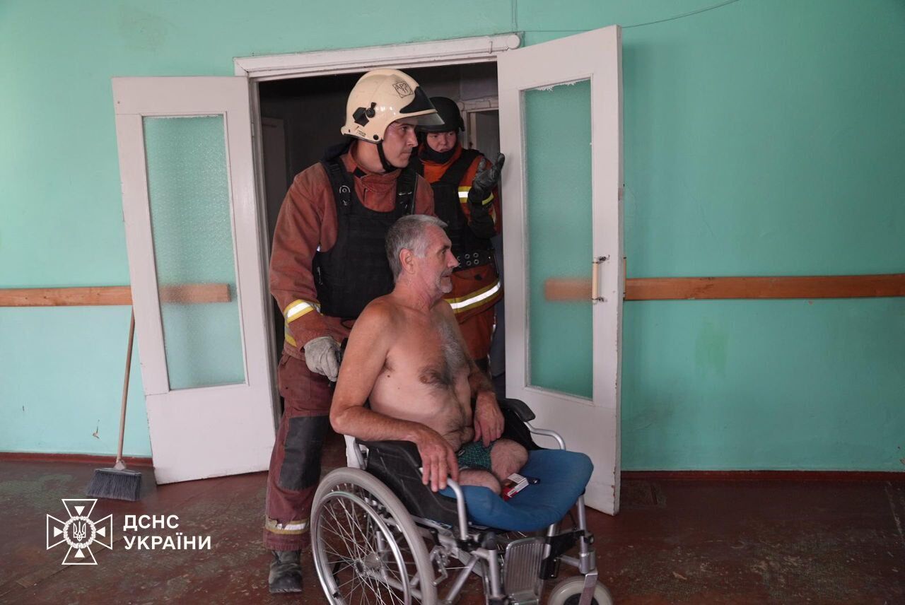 Russians attacked a nursing home in Sumy where elderly people lived: there is a dead and injured. Photos and video