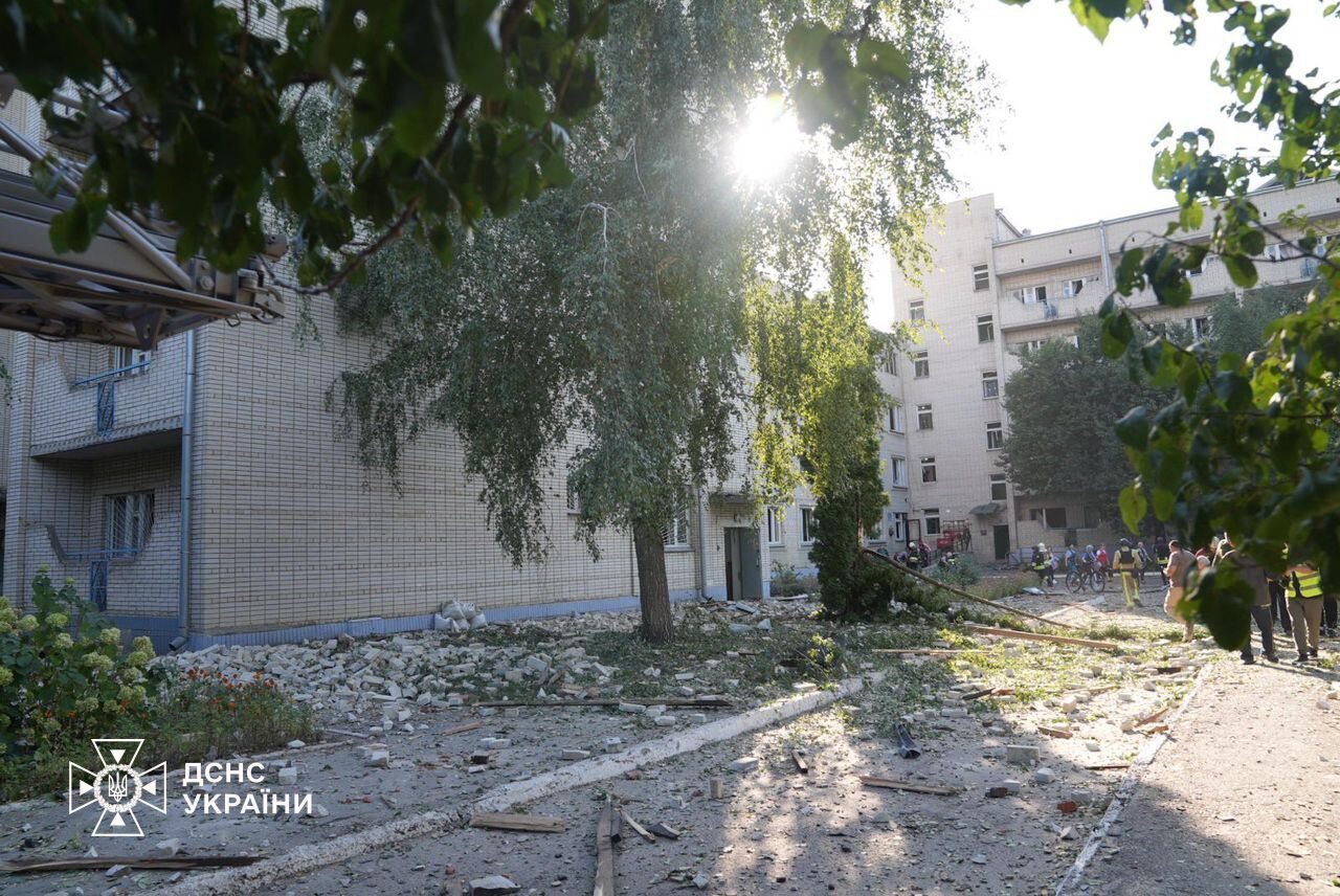 Russians attacked a nursing home in Sumy where elderly people lived: there is a dead and injured. Photos and video