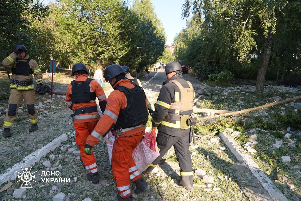 Russians attacked a nursing home in Sumy where elderly people lived: there is a dead and injured. Photos and video