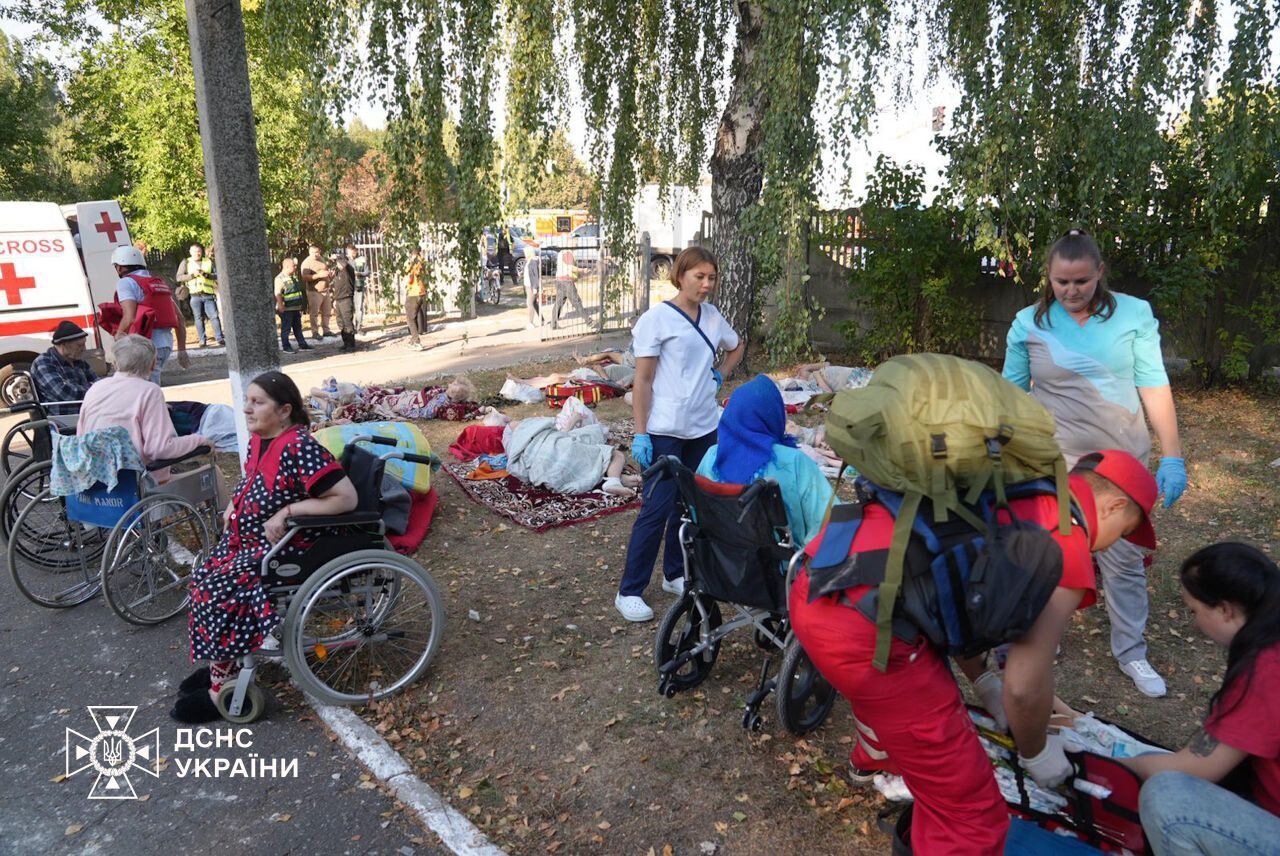 Russians attacked a nursing home in Sumy where elderly people lived: there is a dead and injured. Photos and video