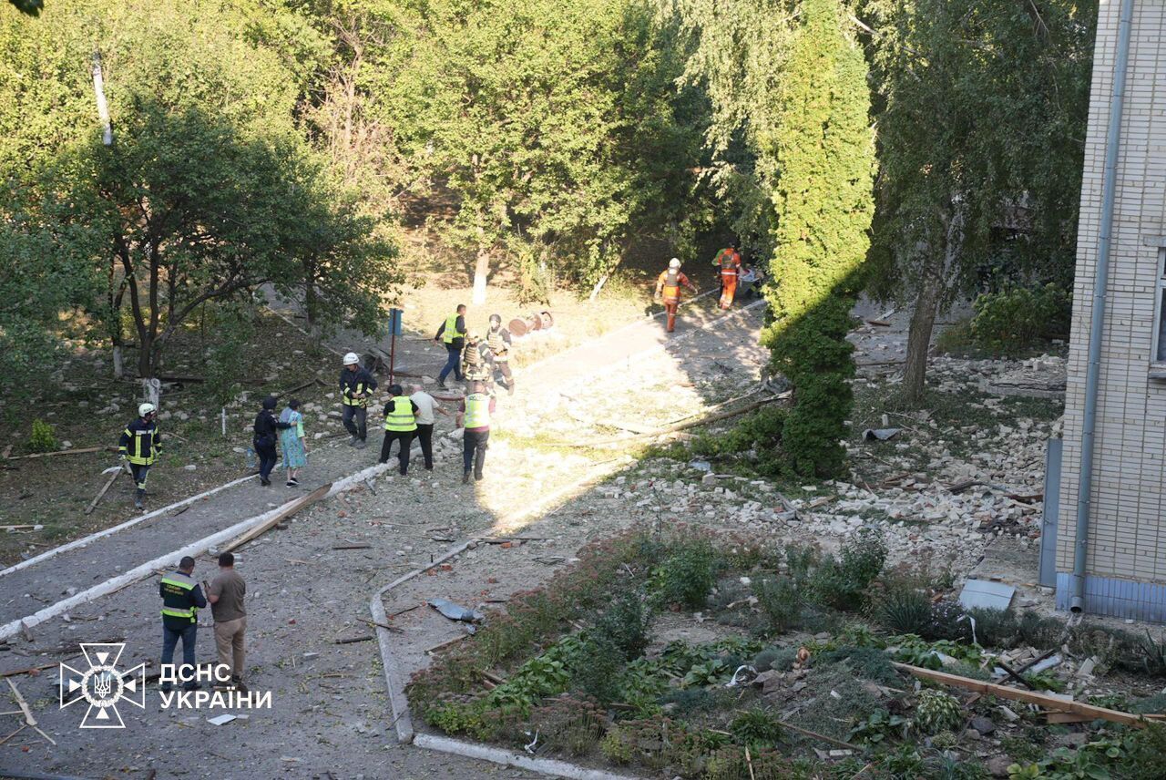 Russians attacked a nursing home in Sumy where elderly people lived: there is a dead and injured. Photos and video