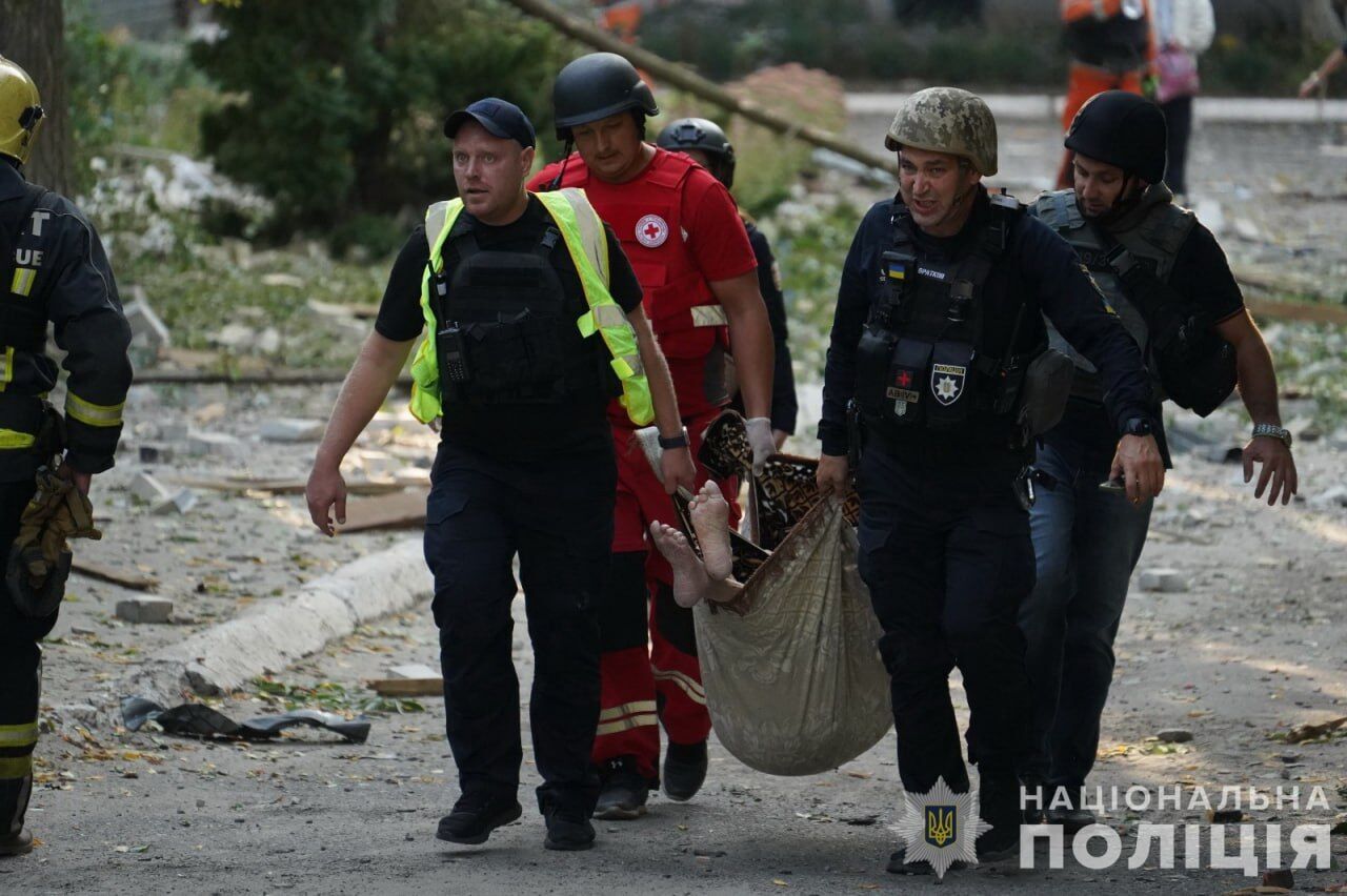 Russians attacked a nursing home in Sumy where elderly people lived: there is a dead and injured. Photos and video