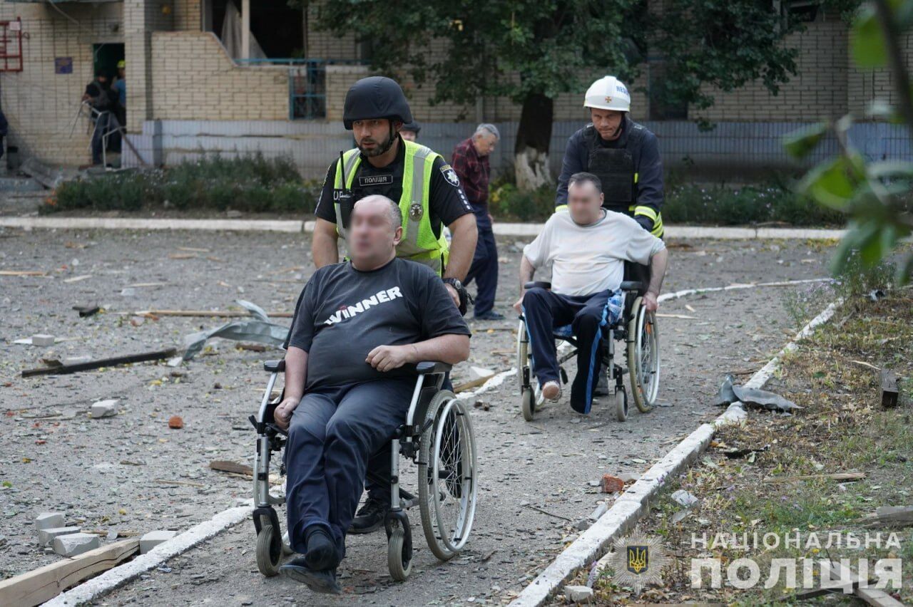 Russians attacked a nursing home in Sumy where elderly people lived: there is a dead and injured. Photos and video