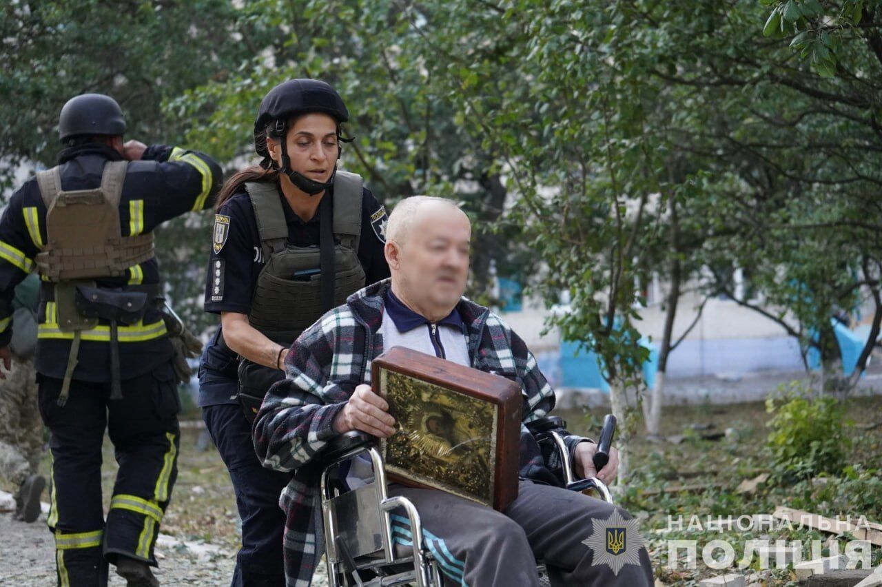 Russians attacked a nursing home in Sumy where elderly people lived: there is a dead and injured. Photos and video