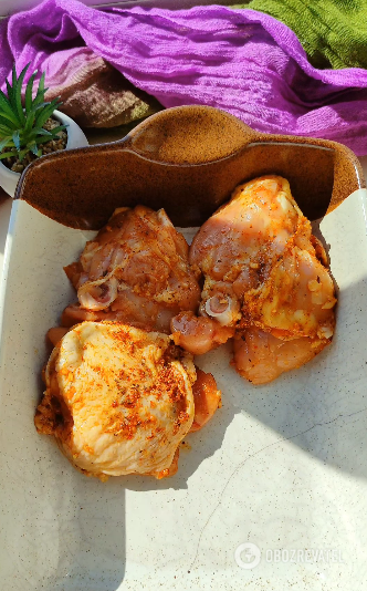 What to cook chicken thighs with to make them taste unsurpassed: an unusual ingredient