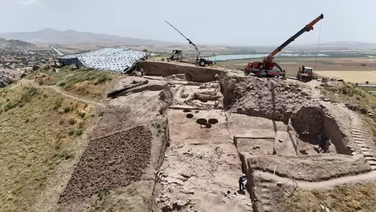 ''Whoever violates this will die''. A unique royal seal from the time of the Hittite Empire has been found