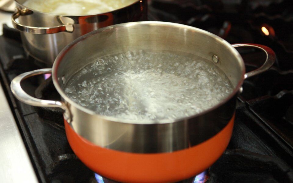 Liquid escapes from the pot and stove gets dirty: how to prevent culinary unpleasantness