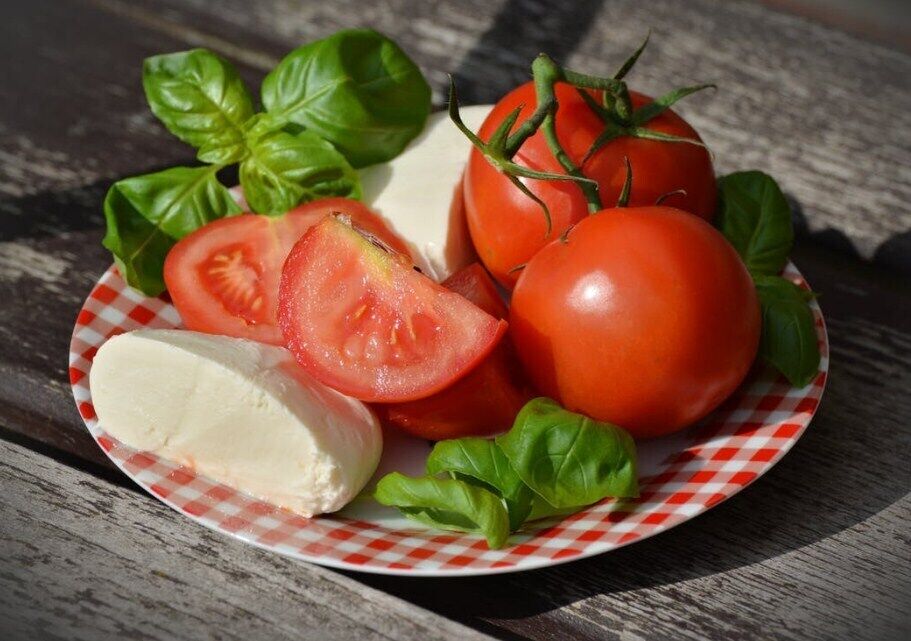 Mozzarella cheese and tomato