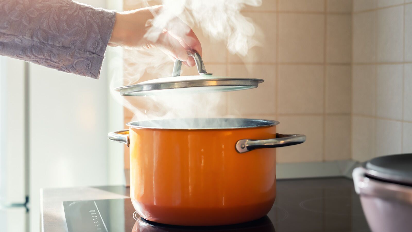 Liquid escapes from the pot and stove gets dirty: how to prevent culinary unpleasantness