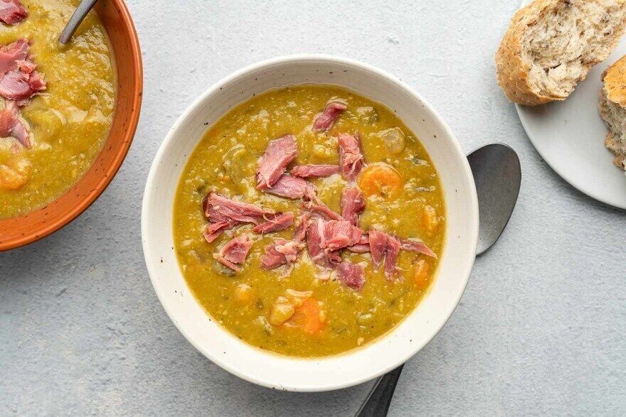 Pea soup with smoked ribs