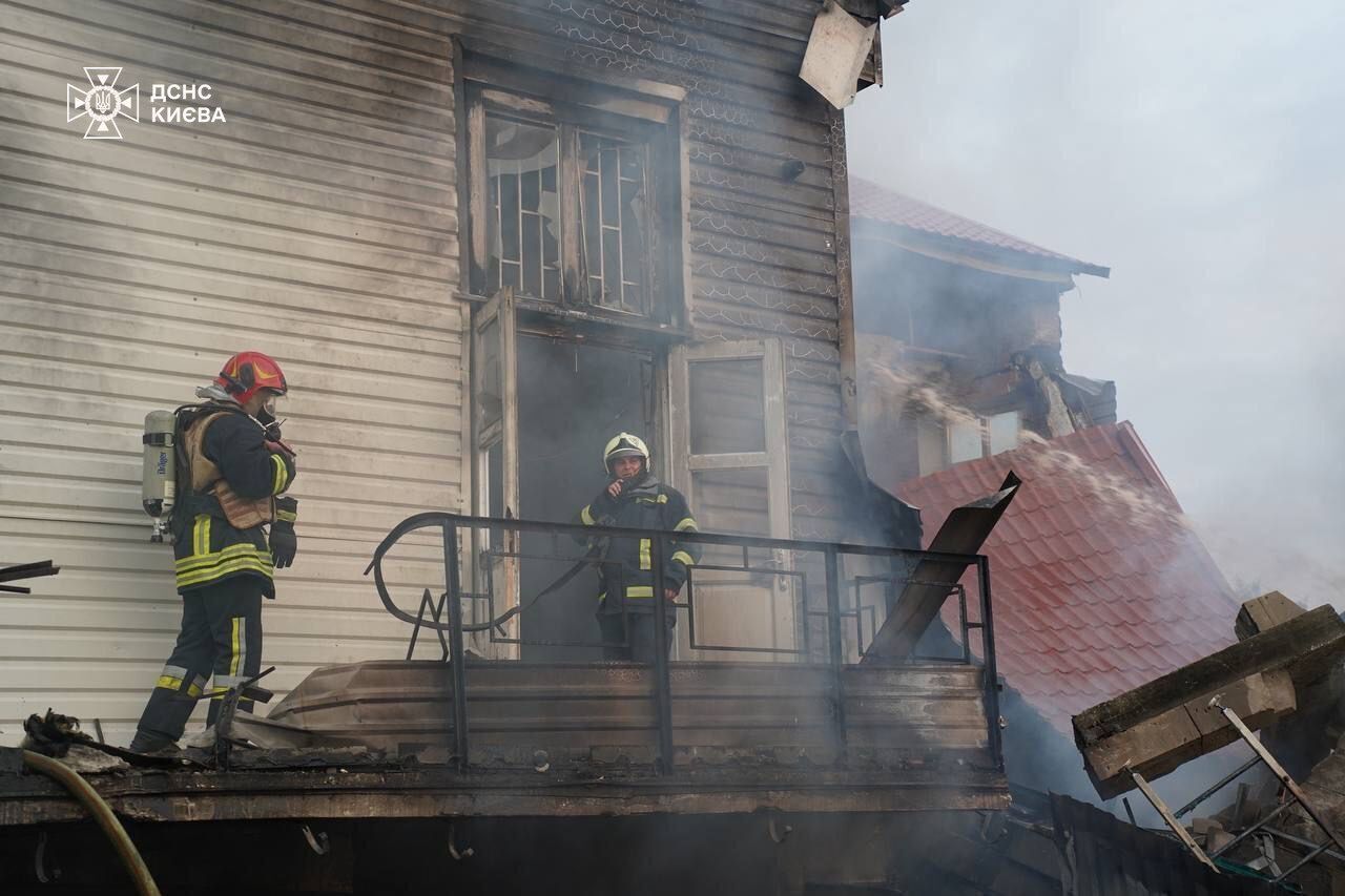 Russians attacked Kyiv with twenty missiles and a drone: falling debris caused fires. Photo