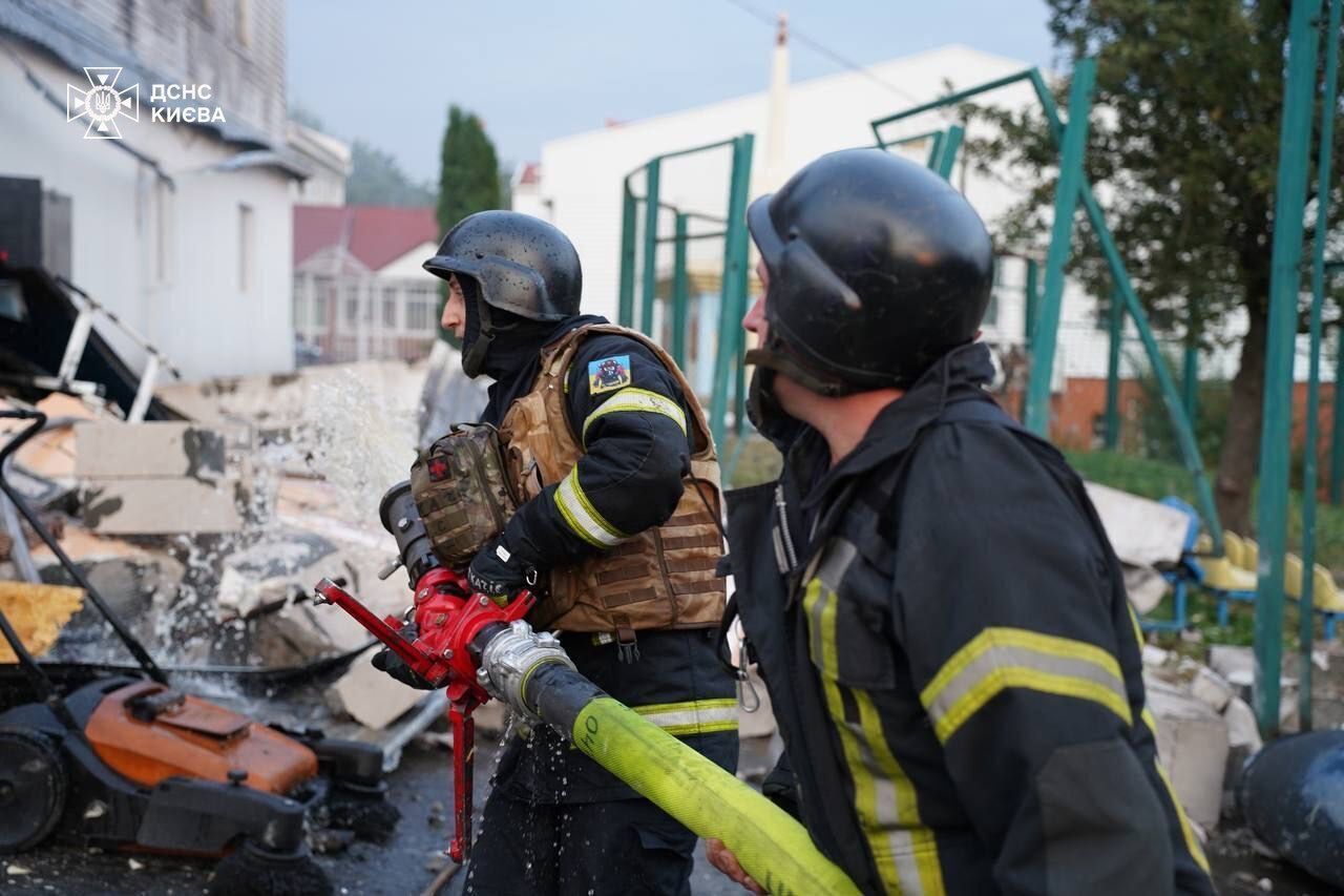 Russians attacked Kyiv with twenty missiles and a drone: falling debris caused fires. Photo