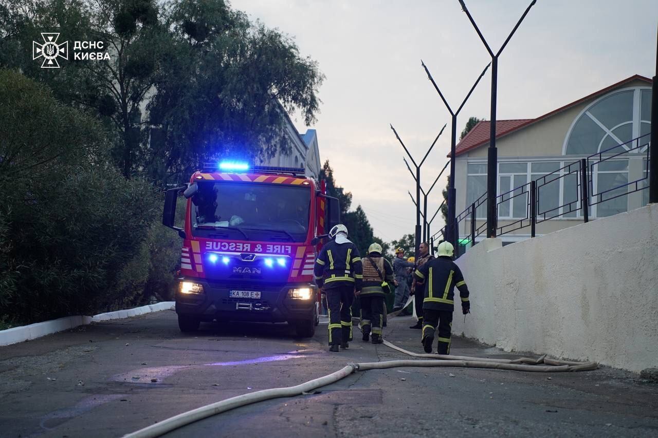 Russians attacked Kyiv with twenty missiles and a drone: falling debris caused fires. Photo