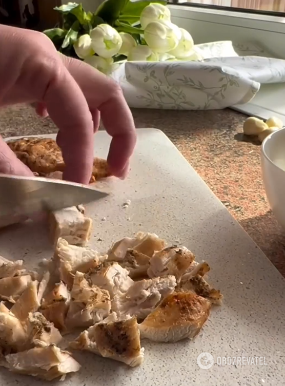 Useful protein salad for a hearty lunch: dressed with sour cream